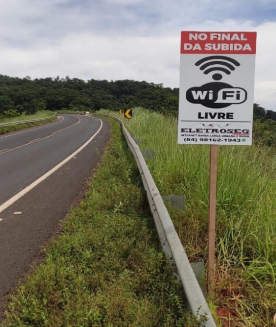 Locais de uso da internet são sinalizados. Antes mesmo de chegar ao local, motorista é informado que será possivel uma conexão com a internet