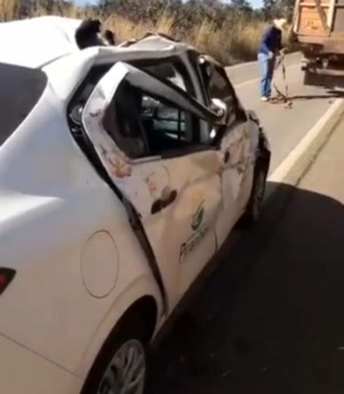 Fiat Cronos ficou muito danificado em colisão com caminhão