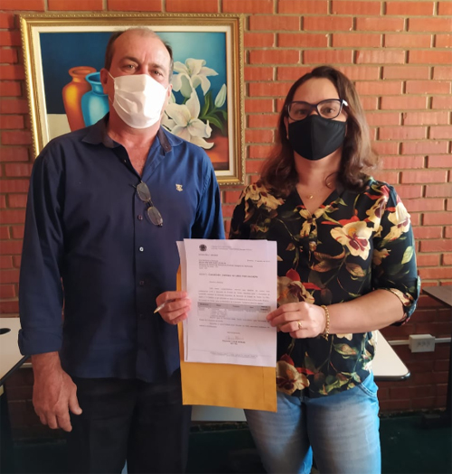 Vereador Eurides ao levar a diretora Nilza Vaz ofício da deputada comunicando a previsão de verba para a obra
