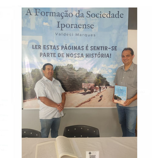 Autor Valdeci Marques com Fernando Borges, diretor da escola onde evento foi realizado