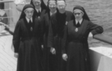 Irmãs no navio rumando para o Brasil. Na foto do navio, estavam: Irmã Bernadeth Irmã Carla, Irmã Margareth, Padre. Paulino e Irmã Eisabeth.