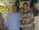 Bruno: o melhor jogador do campeonato! Recebeu trofeu das mãos do vereador Suélio Gomes.