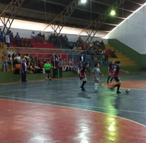 Um dos primeiro jogos foi o futsal feminino entre as alunas do Colégio Militar de Iporá e do Colégio Previsto de Morais, de Caiapônia