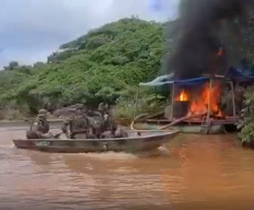 Na abordagem policiais destruíram com fogo embarcações usados no crime ambiental