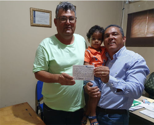 Deusmar Rezende Borges, presidente do Democratas em Montes Claros, acolhe adesão de Isley que aparece na foto com seu filho Salomão