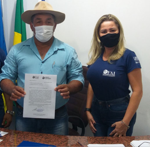 Laerte (prefeito)  e Marluce (coordenadora da Fai): Firmam contrato para o ano de 2021