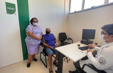 Manoel Sobrinho, de Paraúna, ao lado da esposa, Lucineide, é atendido por neurologista, na Policlínica