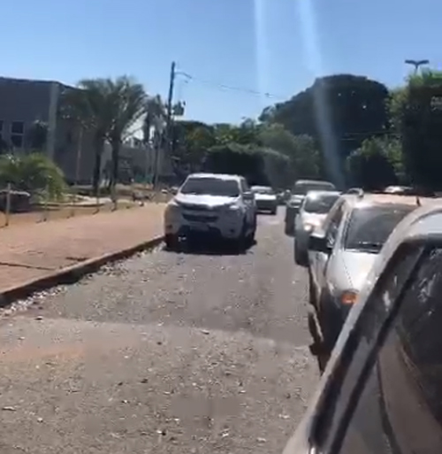 Dezenas de veículos pela Rua São José, via onde estão Câmara de Vereadores, Prefeitura e Fórum