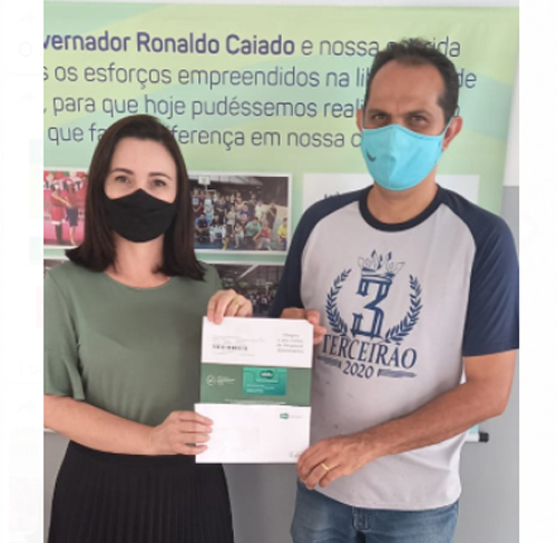 Regiane Cândido, coordenadora regional de educação, e Fernando Borges, diretor do Colégio Estadual Elias Araújo Rocha