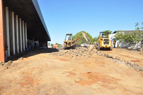 Bloquetes serão substituídos por asfalto na área do terminal rodoviário