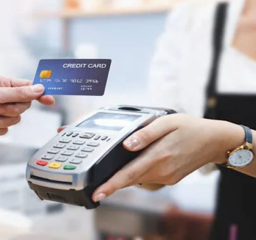 Vendas por cartão de crédito aumentam, enquanto reduzem-se consultas ao SPC